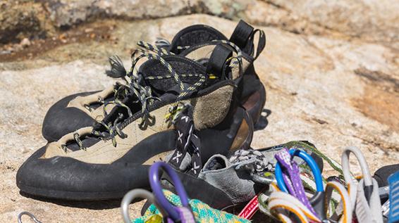 Kaufberatung: Was einen guten Kletterschuh ausmacht / Bild: iStock / BackyardProduction 