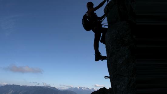 Die 15 wichtigsten (Benimm-) Regeln für den Klettersteig / Bild: iStock / jakubcejpek