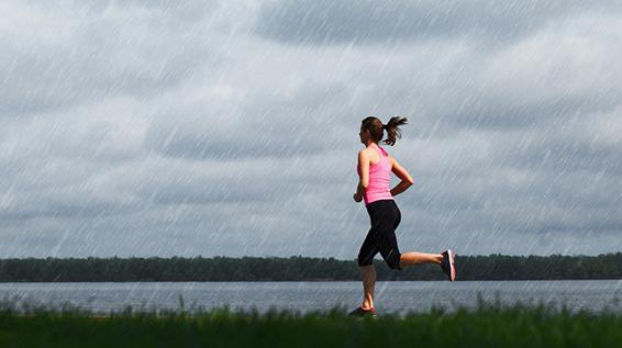 Schlechtwetter: 4 Tipps fürs Laufen bei Regen / Bild: iStock / AntGor