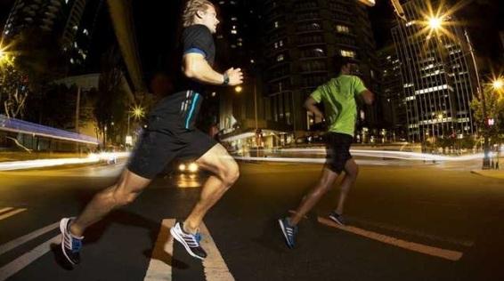 6 Sicherheitstipps fürs Laufen im Dunkeln / Bild: Adidas