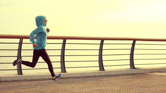 Diese Eigenschaften sollte eine moderne Laufjacke mitbringen / Bild: iStock / lzf