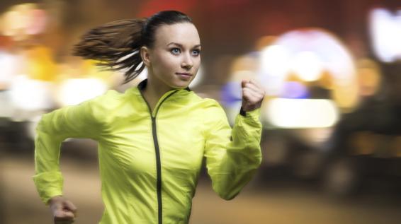 Diese Eigenschaften sollte eine moderne Laufjacke mitbringen / Bild: iStock / Halfpoint