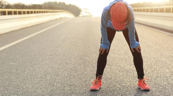 Diese Eigenschaften sollte eine moderne Laufjacke mitbringen / Bild: iStock / lzf