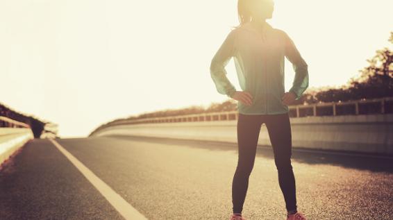 Diese Eigenschaften sollte eine moderne Laufjacke mitbringen / Bild: iStock / lzf