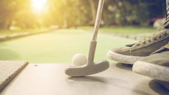 Vom Hobby- zum Leistungssport: 5 Fakten über Minigolf / Bild: iStock / oneinchpunch