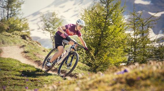 Frau vs. Trail-Phantom: 4 Tricks, um die Angst beim Mountainbiken zu überwinden / Bild: BMC