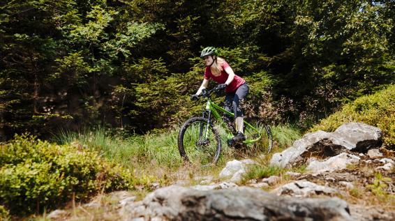 Frau vs. Trail-Phantom: 4 Tricks, um die Angst beim Mountainbiken zu überwinden / Bild: Bergamont