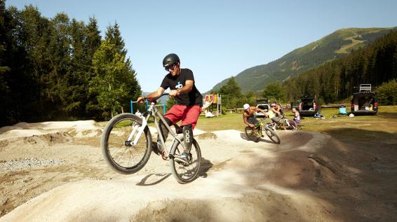 Bike-Action pur: Pumptrack Wieserauberg / Bild: Saalbach / Roos