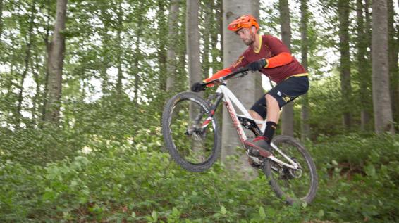 MTB-Fahrschule: Springen lernen leicht gemacht / Bild: Thomas Polzer MTB-Fahrschule: Springen lernen leicht gemacht / Bild: Thomas Polzer