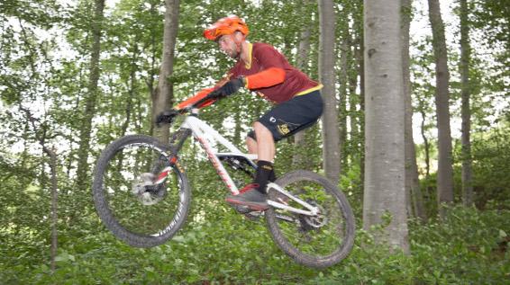 MTB-Fahrschule: Springen lernen leicht gemacht / Bild: Thomas Polzer MTB-Fahrschule: Springen lernen leicht gemacht / Bild: Thomas Polzer