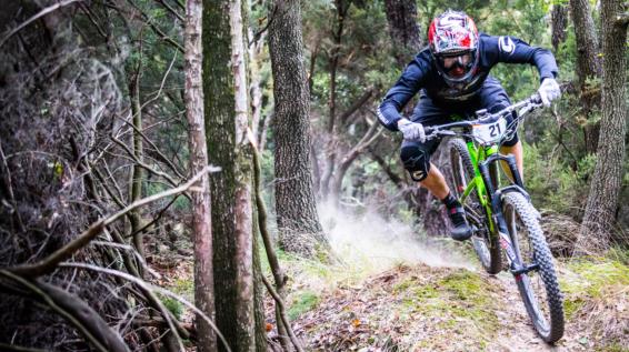 So unterschiedlich ist MTB-Equipment: Helm und Brille / Bild: Michelin