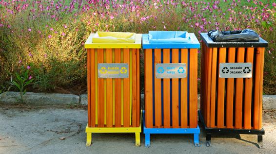 Mülltrennung am Berg / Bild: istock / ksushsh