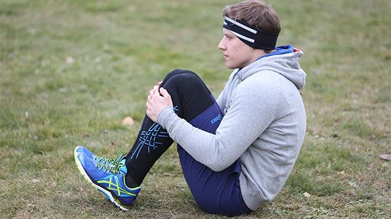 Outdoor-Workout zum Selbermachen: Knee Grabs / Bild: Thomas Polzer