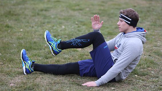 Das Outdoor-Workout zum Selbermachen: Sprinter Sit-ups / Bild: Thomas Polzer