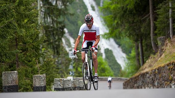 6 Gründe, warum sich Radfahrer die Beine wirklich rasieren - Rennradfahrer Beine rasieren / Bild: iStock / Dolomites-image