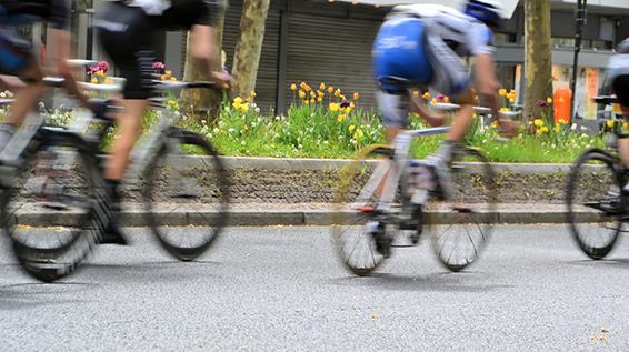 6 Gründe, warum sich Radfahrer die Beine wirklich rasieren / Bild: iStock / Heiko Küverling 6 Gründe, warum sich Radfahrer die Beine wirklich rasieren - Rennradfahrer Beine rasieren / Bild: iStock / Heiko Küverling