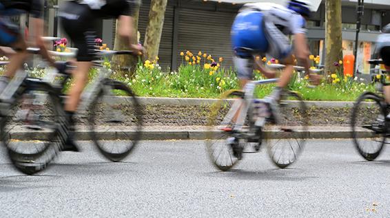 6 Gründe, warum sich Radfahrer die Beine wirklich rasieren - Rennradfahrer Beine rasieren / Bild: iStock / Heiko Küverling