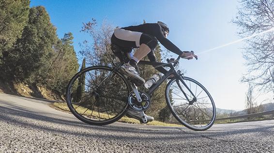 6 Gründe, warum sich Radfahrer die Beine wirklich rasieren - Rennradfahrer Beine rasieren / Bild: iStock / LorenzoPatoia