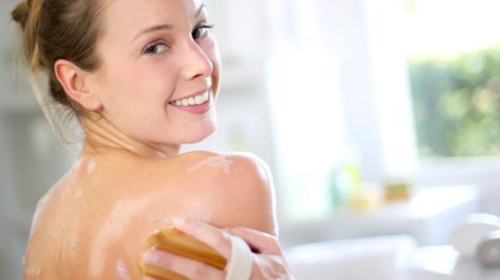 Körperpflege: 7 Tipps für richtiges Duschen / Bild: iStock / Goodluz