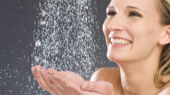 Körperpflege: 7 Tipps für richtiges Duschen / Bild: iStock / robstyle