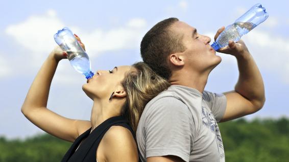 Verschnupft durch den Sommer: Heiß oder eisgekühlt: Was soll man bei Erkältungen trinken? / Bild: iStock / crox1985