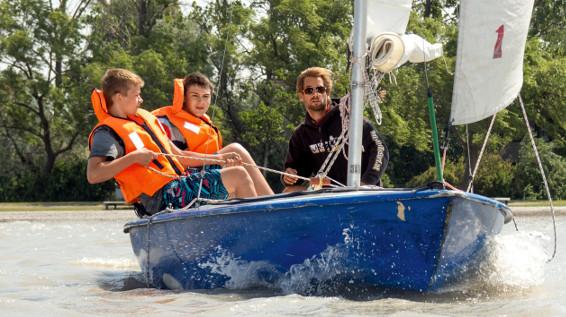 Alternativen zum Schwimmen: 5 trendige Wassersportarten und wie du sie erlernen kannst / Bild: Surfschule Podersdorf / Mission to Surf