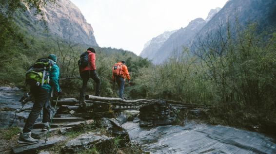 Die 6 wichtigsten Sicherheitsregeln beim Wandern / Bild: iStock / Popartic 