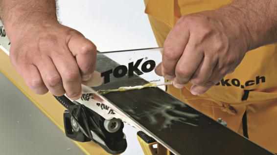 Ski selber wachsen in 4 Schritten: Seitenkanten reinigen und Wachs abziehen / Bild: Toko 