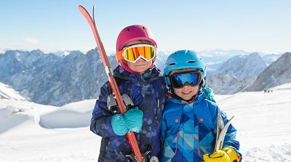 Die 10 besten Tipps fürs Skifahren mit Kindern und Familien / Bild: iStock / OksanaTrautwein