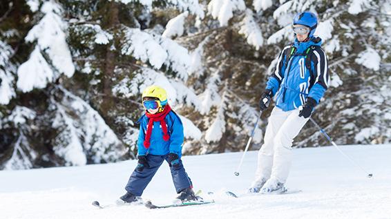 Die 10 besten Tipps fürs Skifahren mit Kindern und Familien / Bild: iStock / tatyana_tomsickova