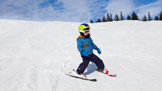 Die 10 besten Tipps fürs Skifahren mit Kindern und Familien / Bild: iStock / SerrNovik