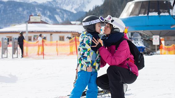 Die 10 besten Tipps fürs Skifahren mit Kindern und Familien / Bild: iStock / tatyana_tomsickova