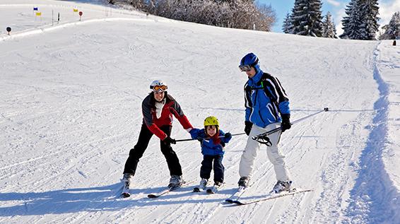 Die 10 besten Tipps fürs Skifahren mit Kindern und Familien / Bild: iStock / tatyana_tomsickova