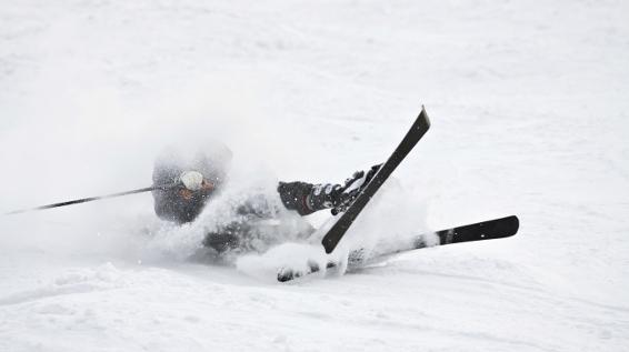 Achtung, Sturzgefahr: 5 Tipps, wie du beim Skifahren richtig fällst / Bild: iStock