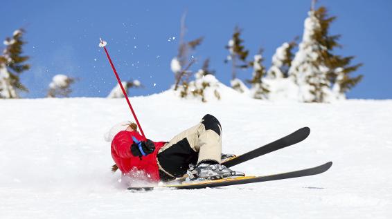 Achtung, Sturzgefahr: 5 Tipps, wie du beim Skifahren richtig fällst / Bild: iStock