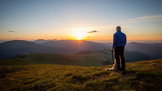 Dem Morgen entgegen: 7 Tipps fürs Sonnenaufgangswandern / Bild: Berggenießer Hotels / Gert Perauer
