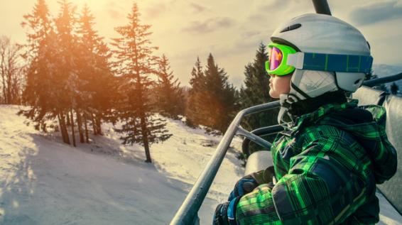 8 Spartipps für einen kostengünstigen Skiurlaub / Bild: iStock / Solovyova 