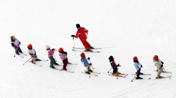 8 Spartipps für einen kostengünstigen Skiurlaub / Bild: iStock / diego_cervo 