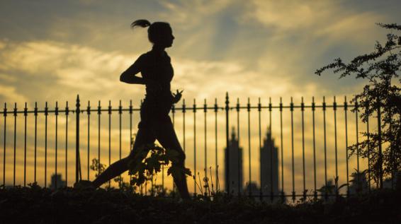 Sport in der Übergangszeit: Keine Angst im Dunkeln / Bild: iStock / winkelair