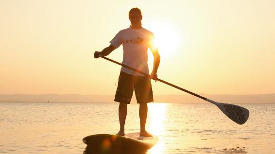 Alternativen zum Schwimmen: 5 trendige Wassersportarten und wie du sie erlernen kannst / Bild: www.kitesurfing.at