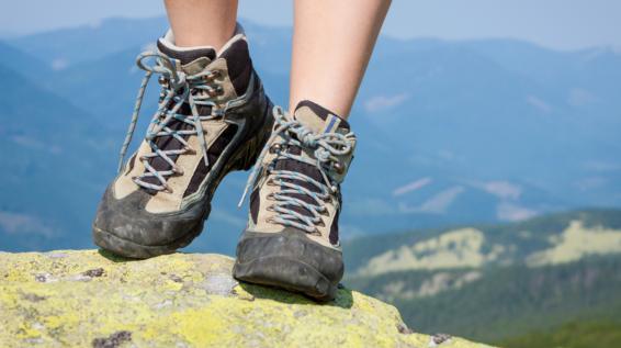 Die 5 gefährlichsten Stolpersteine beim Wandern / Bild: iStock / Olga Danylenko