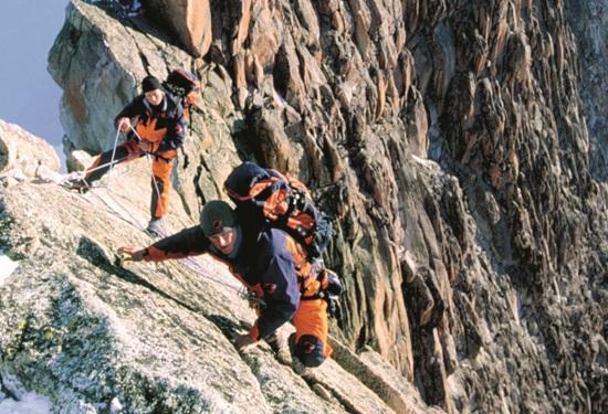 Die Bergmode der 90er und von heute im Vergleich / Bild: Peter Mathis / Mammut