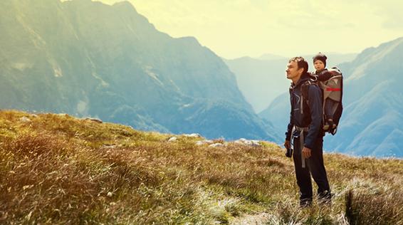 Unterwegs mit den Kleinsten: Der Kindertragerucksack / Bild: iStock / NataliaDeriabina 