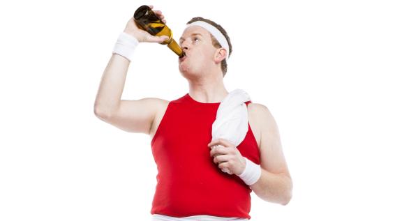 Die 5 hartnäckigsten Trinkmythen im Faktencheck / Bild: iStock / Halfpoint Die 5 hartnäckigsten Trinkmythen im Faktencheck / Bild: iStock / Halfpoint bier radler isotonisch elektrolytgetränk sport