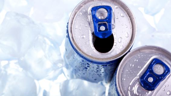 Die 5 hartnäckigsten Trinkmythen im Faktencheck / Bild: iStock / FikMik Energy Drinks Cola Sport Wettkampf
