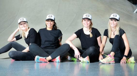 TRIOUT Girls beim Schwimmen: Chlor ist unser Parfum! / Bild: Mark Tauss / trioutgirls.com TRIOUT Girls beim Schwimmen: Chlor ist unser Parfum! / Bild: Mark Tauss / trioutgirls.com