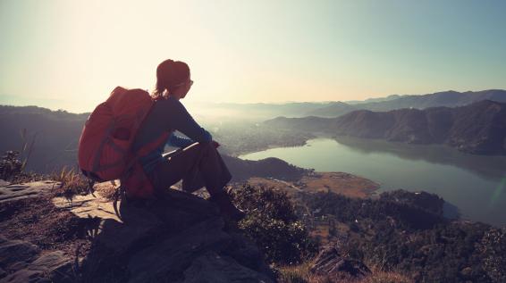 Der sitzt: Worauf du beim Kauf eines Wanderrucksacks achten solltest / Bild: iStock / Izf