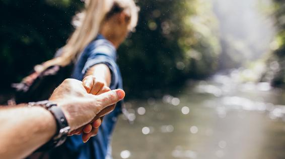 Wanderpartner gesucht? So findest du den perfekten Begleiter für den Berg / Bild: iStock / jacoblund