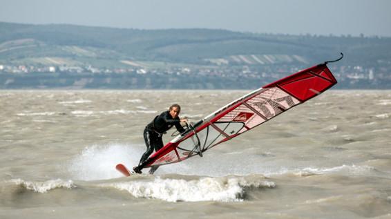 Alternativen zum Schwimmen: 5 trendige Wassersportarten und wie du sie erlernen kannst / Bild: Surfschule Podersdorf