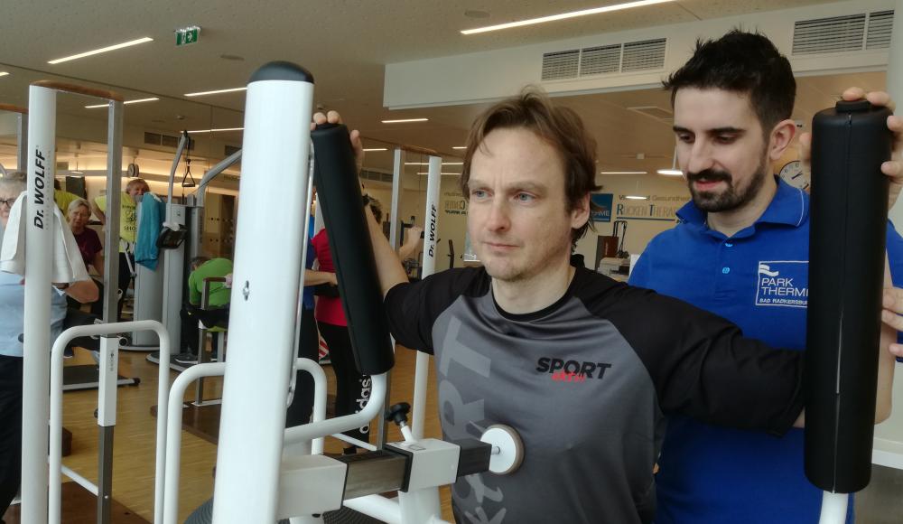 Physiotherapeut Damir Grlec mit SPORTaktiv-­Redakteur Christof Domenig im Vita-med-Gesundheitszentrum